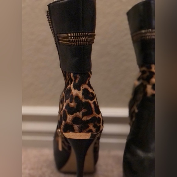 Michael Kors Black and Leopard Boots with Gold Zippers! Stunning & Sexy! - Picture 5 of 6